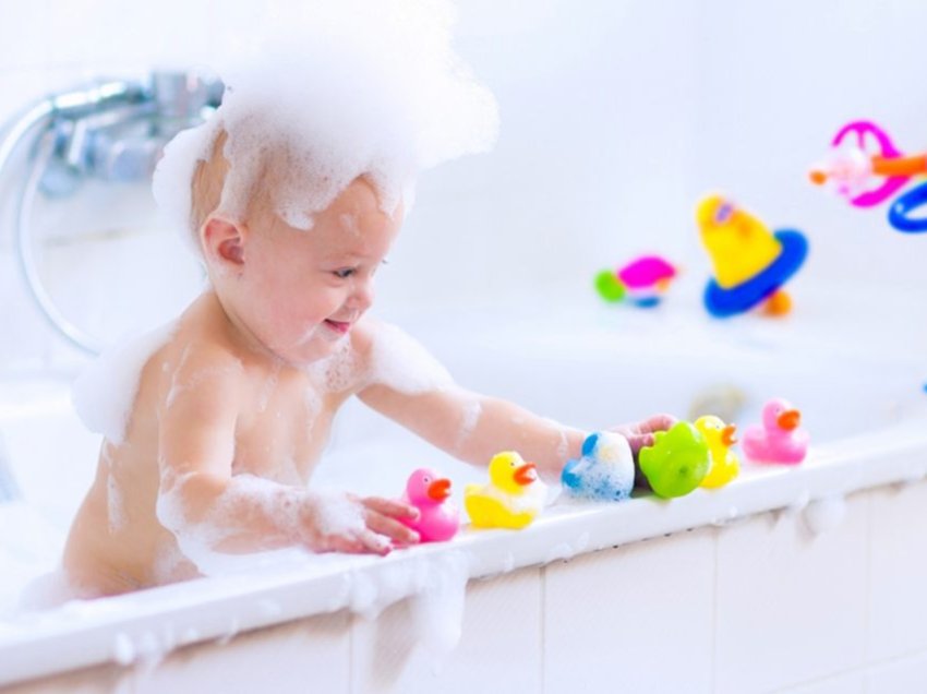 Shkencëtarët kanë studiuar dëmin e lodrave të fëmijëve të cilat i përdorin kur lahen