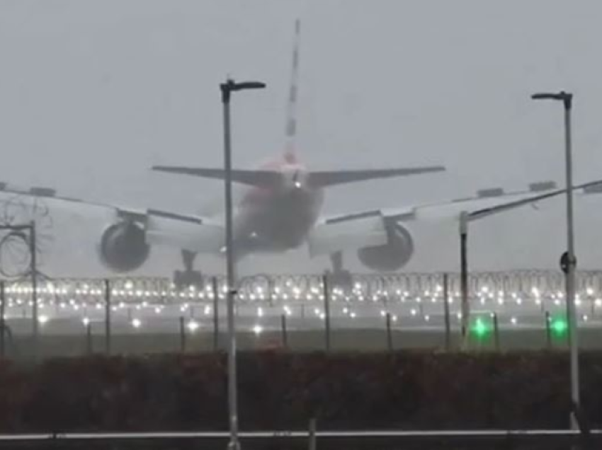 Erërat e forta shkaktojnë panik, momenti kur avioni bën ulje emergjente  