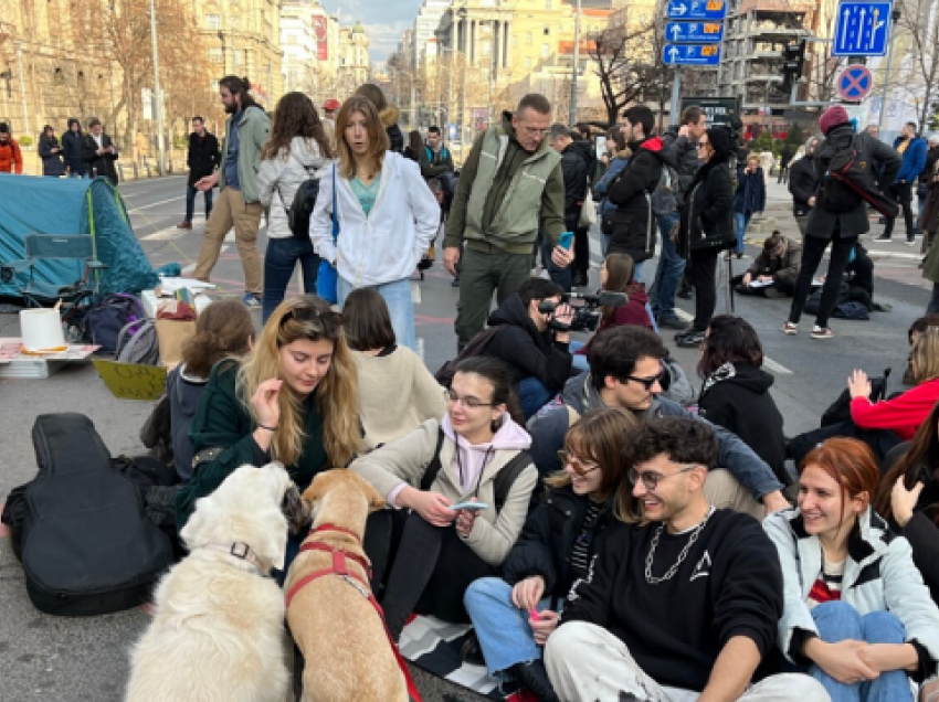 Studentët bllokojnë për 24 orë qendrën e Beogradit, kërkojnë hapjen e listës së votuesve