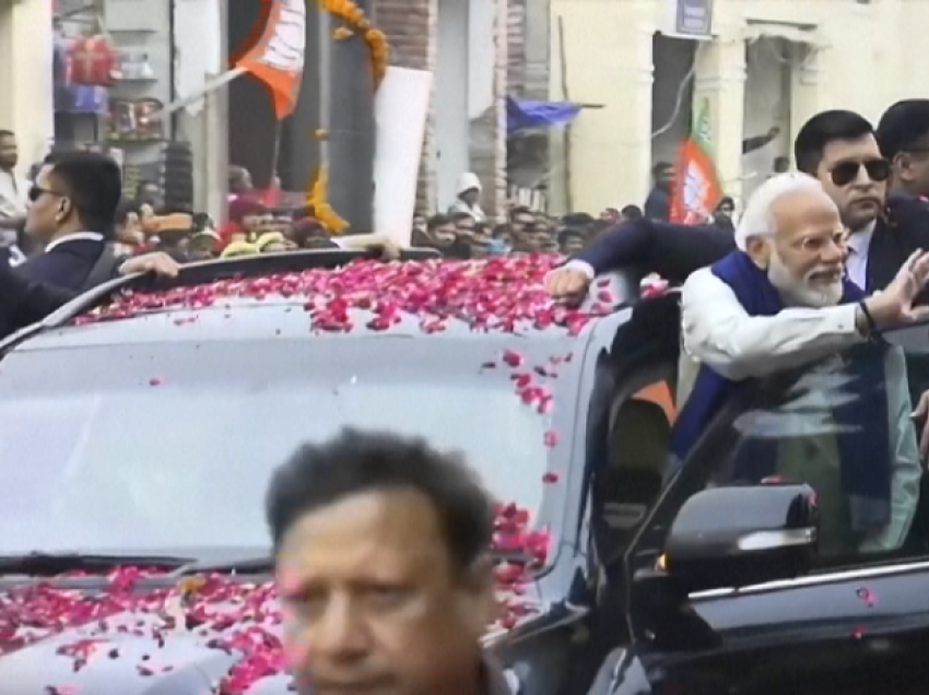 Kryeministri indian Modi viziton qytetin e ndarë të tempullit hindu