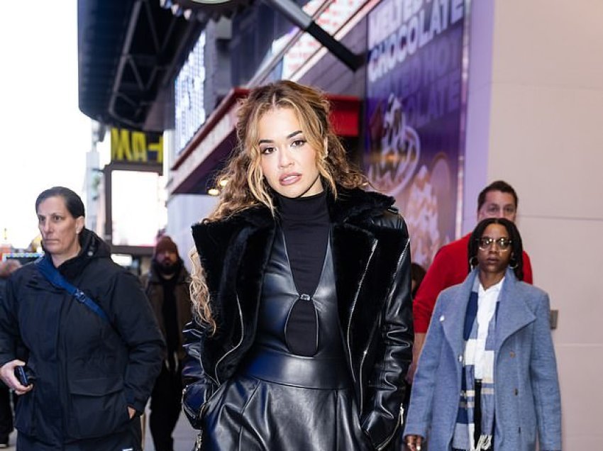 Rita Ora arrin në New York për eventin e Vitit të Ri që do ta prezantojë në ‘Times Square’