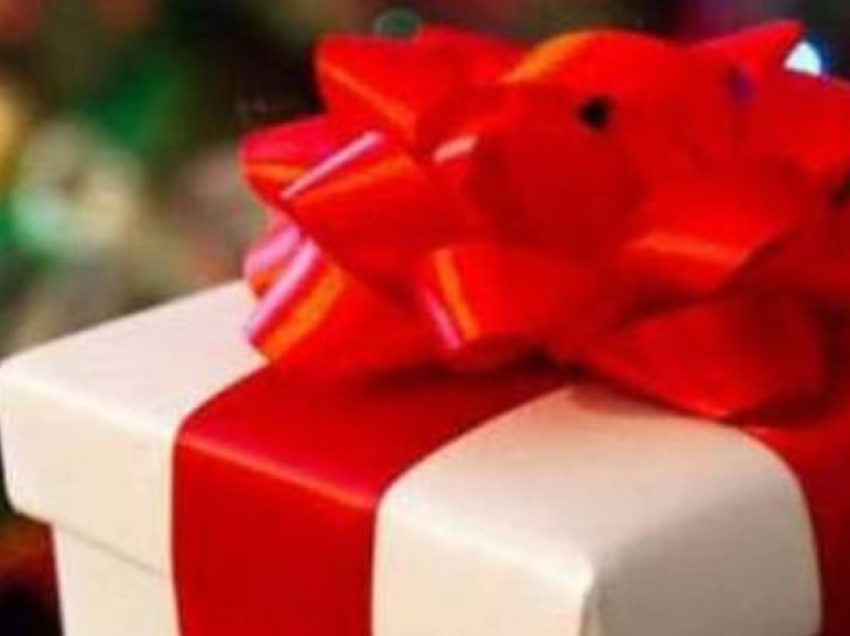 Një në tre persona në Francë shesin dhuratat e Krishtlindjeve