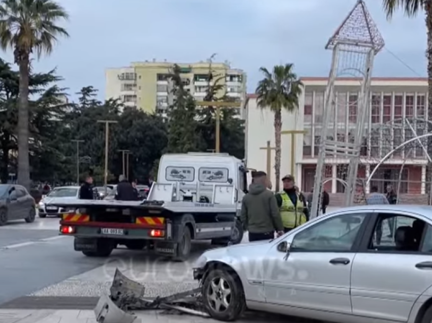 Aksident në Durrës, shoferi humb kontrollin e makinës, përplaset me dekoret e festës