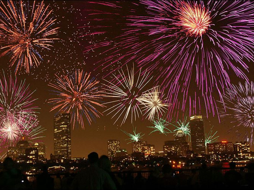 Kjo është historia e fishekzjarreve që ndizen anembanë botës sonte