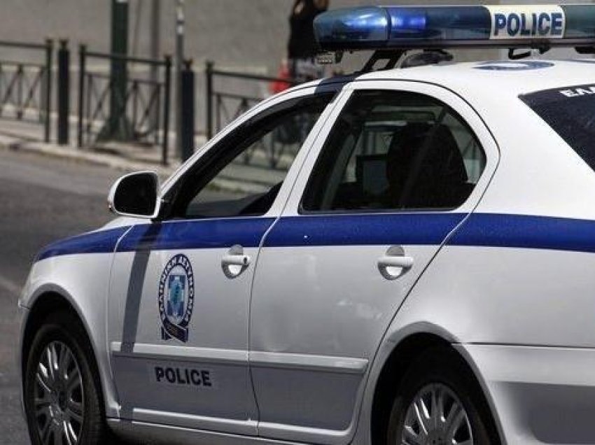 E rëndë në Greqi, 35-vjeçari vret me thikë babain e tij