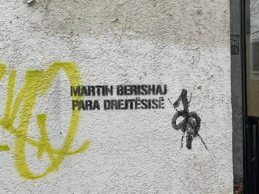 “Martin Berishaj para drejtësisë” – mbishkrime nëpër objektet institucionale dhe në rrugët e kryeqytetit