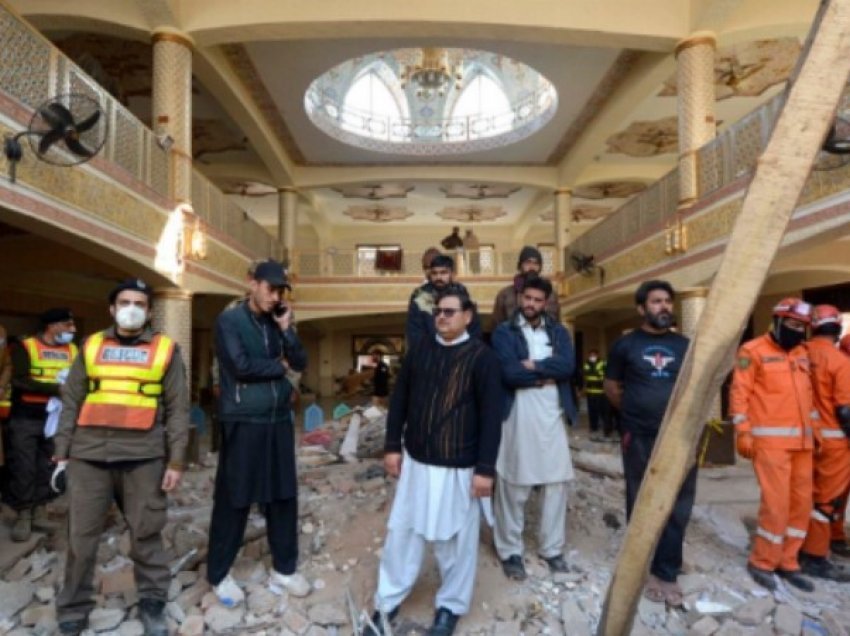 Rritet bilanci, 100 të vdekur nga sulmi në xhaminë pakistaneze