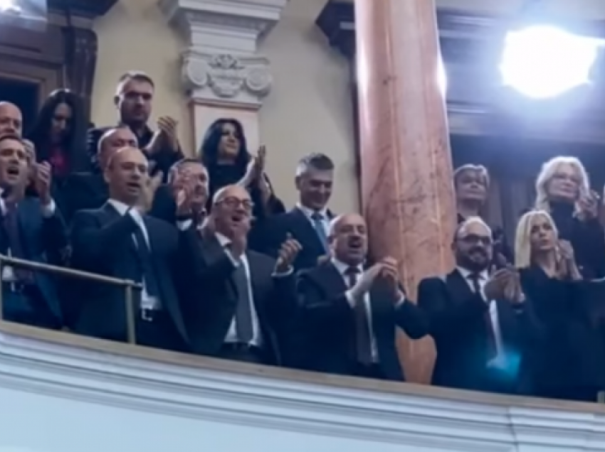 Radojiçiq dhe Lista Srpska e bëjnë tifozin e Vuçiqit në Kuvendin e Serbisë