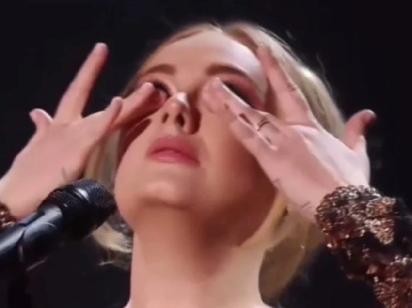Adele shpërthen në lot në mes të koncertit, çfarë ndodhi gjatë performancës?
