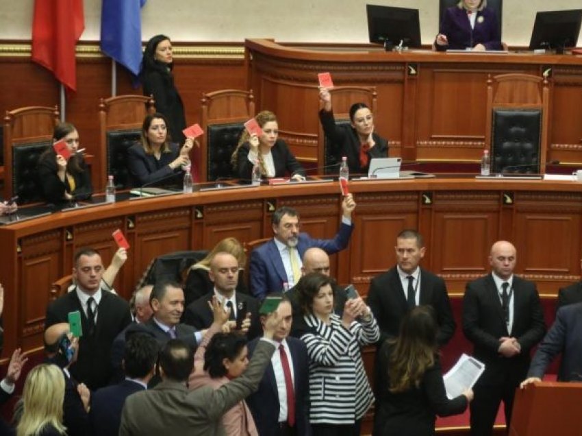 Kuvendi në Shqipëri/ Edi Rama sulmohet me “serum” nga deputetët e opozitës