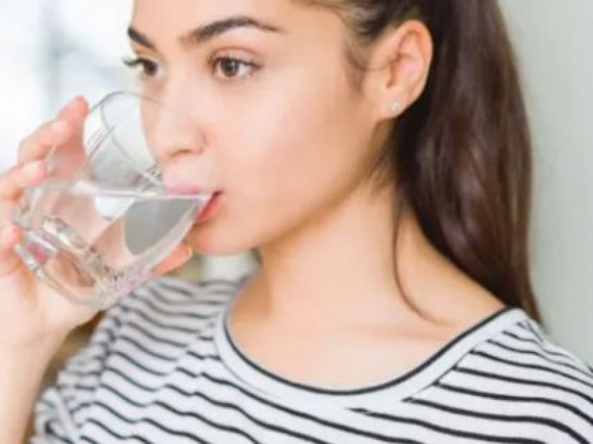Sa ujë duhet të pini në ditë në varësi të moshës tuaj?