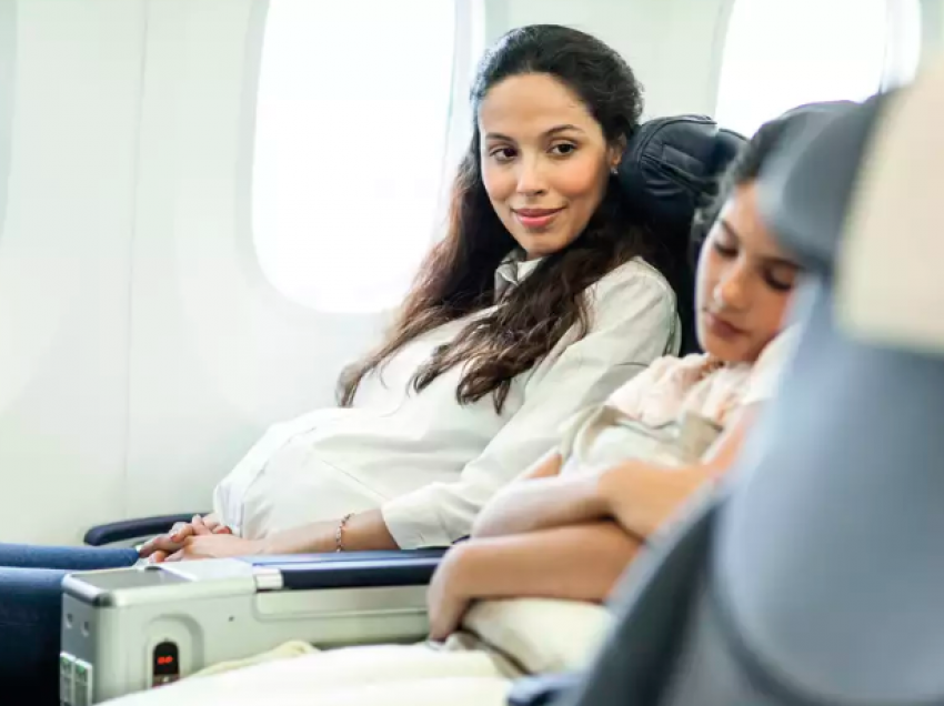 Deri kur mund të udhëtojnë shtatzënat me avion?