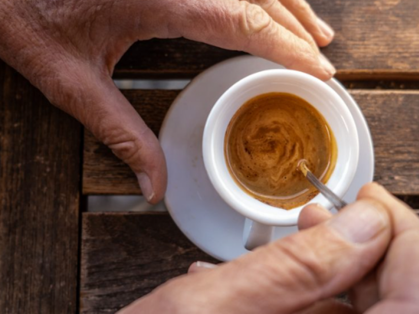 Zbuloni cilat janë 6 mënyrat e shëndetshme për t’u zgjuar në mëngjes pa ndihmën e kafes