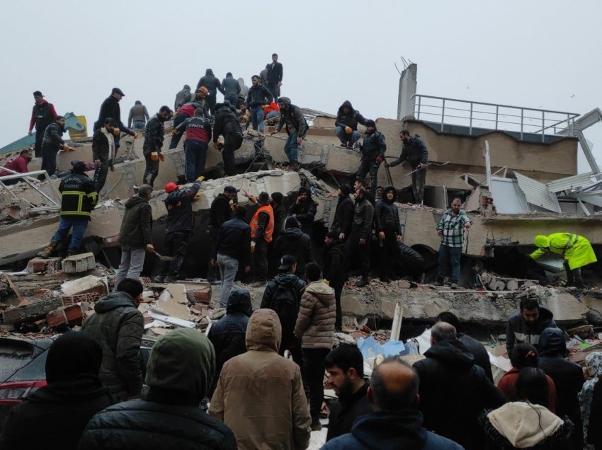 Tërmeti i fuqishëm, Rama: Një mision shpëtimi do të niset sot për në Turqi, ngushëllime për familjet që patën humbje jete