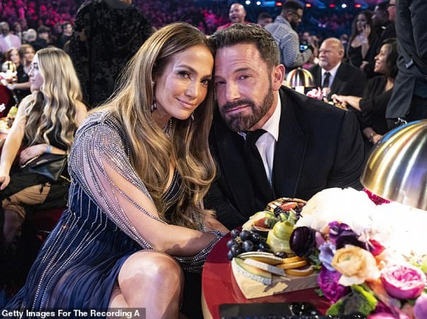 Jennifer Lopez shkëlqen krah bashkëshortit të saj në ceremoninë e ‘Grammy Awards’