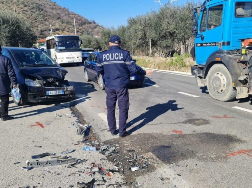  Përplasen “kokë” më “kokë” dy makina në aksin Peqin-Elbasan, dy të plagosur