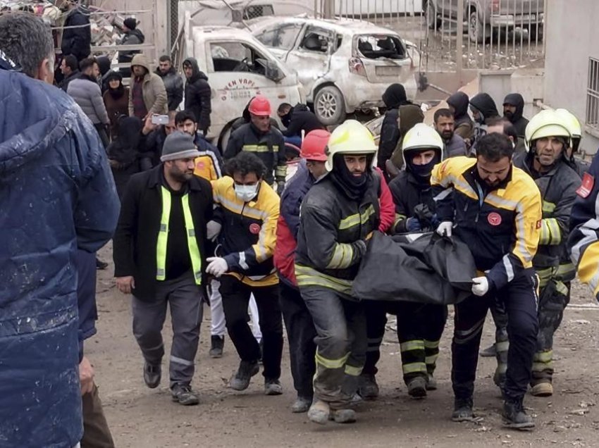 Eksperti mjekësor flet për tërmetin në Turqi: Shpëtuesit janë në garë me kohën