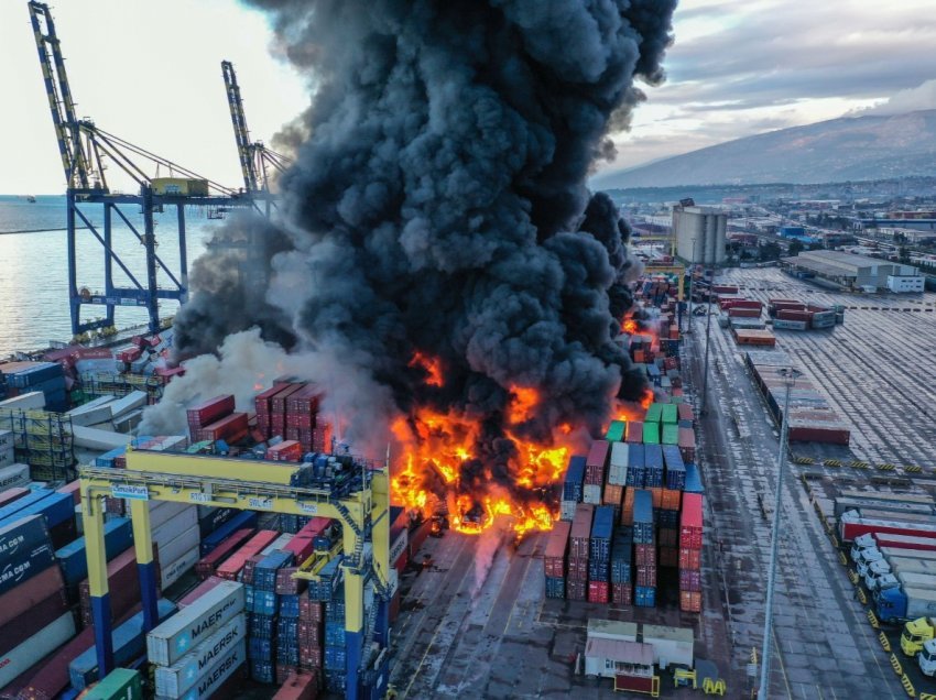 U godit nga tërmeti tragjik! Shpërthen në flakë porti, tymi mbulon qiellin në Turqi 