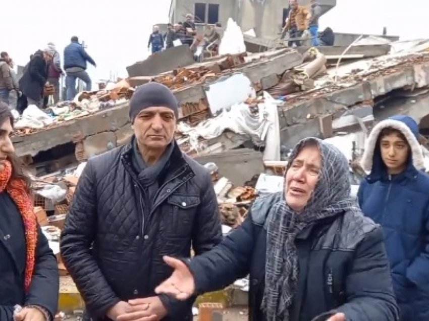 “Bërtita, qava, askush nuk ndihmon”, e moshuara mes lotësh: Kam 6 familjarë poshtë rrënojave