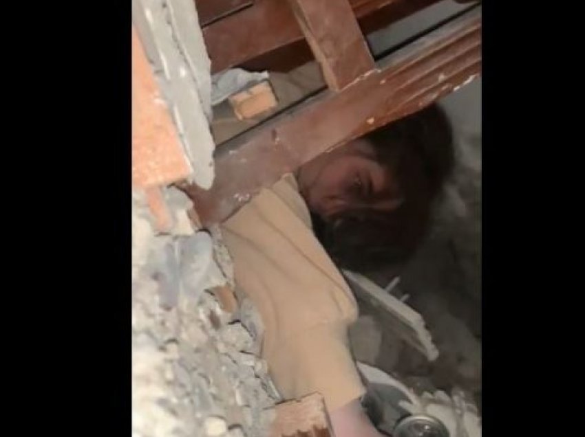 “Mos më lër vetëm!”, vajza e ngecur nën rrënoja flet me ekipin e shpëtimit në Turqi: Kam ftohtë!