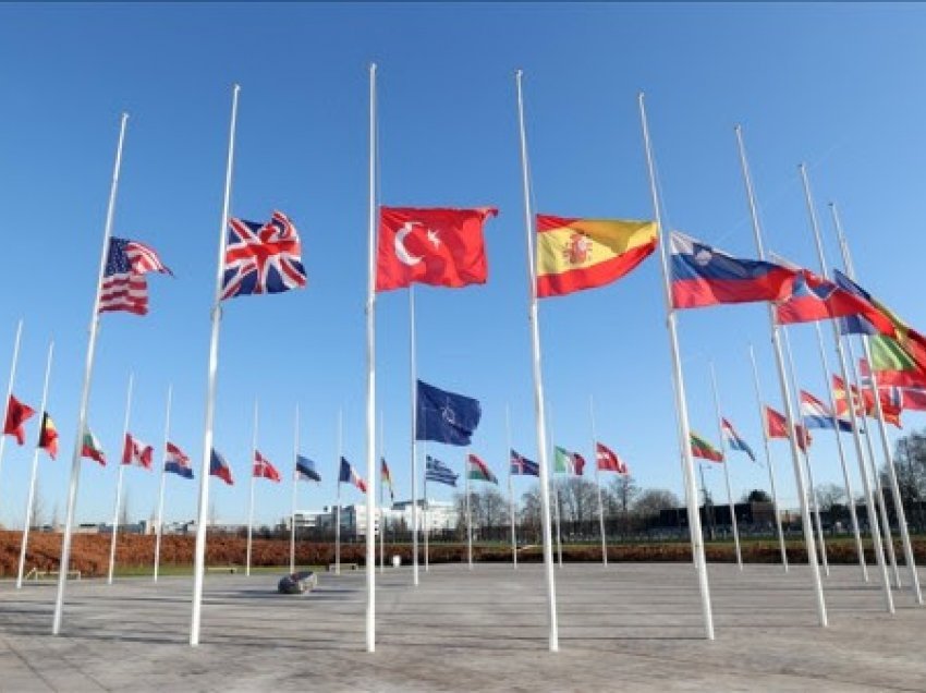 ​Në selinë e NATO-s flamujt ulen në gjysmështizë në solidarizim me Turqinë