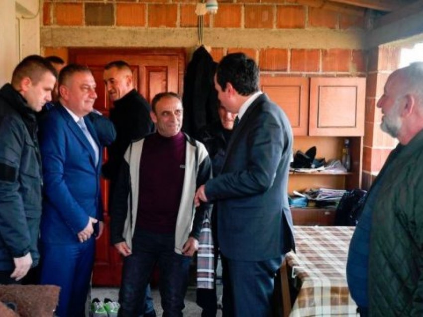 Kurti publikon fotografi nga vizita që ia bëri dje serbëve në komunën e Istogut
