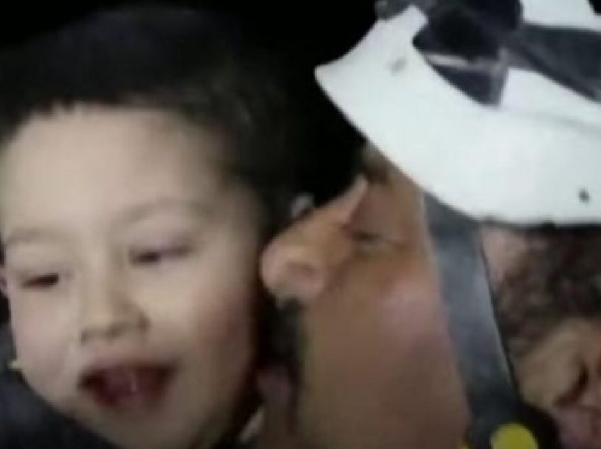 Video emocionuese: Vogëlushi i gëzuar që u nxorr nga gërmadhat e tërmetit, luan me ekipin shpëtues