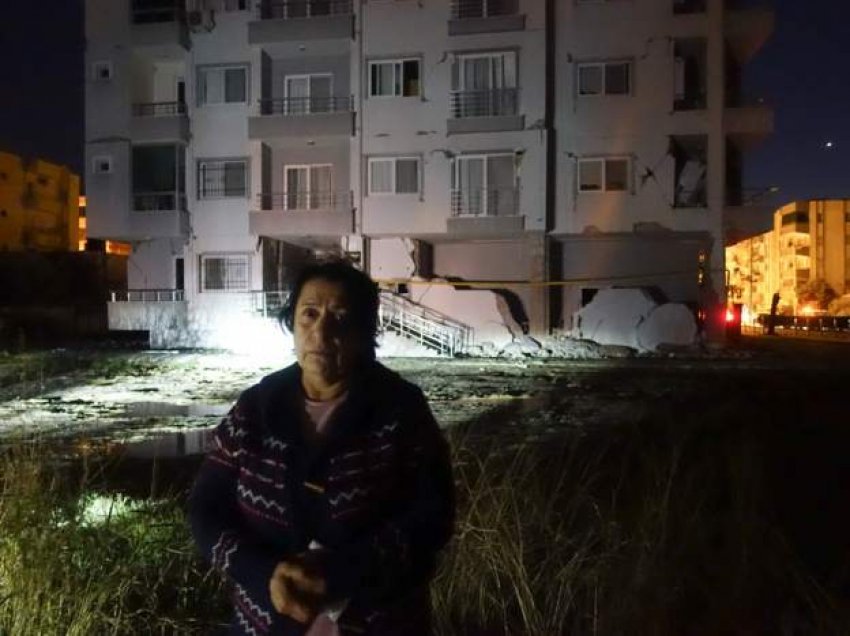 “Mezi i mbijetova tërmetit, tani nuk kam shtëpi”, përmes lotëve një grua rrëfehet pas tërmetit në Turqi