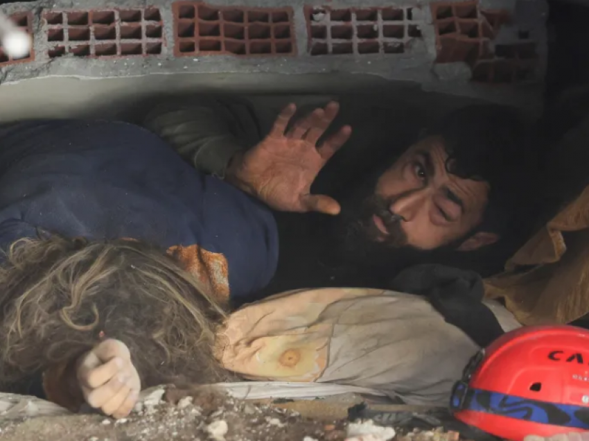 Burri që i mbijetoi tërmetit në Turqi dhe familja e tij që nuk i mbijetoi