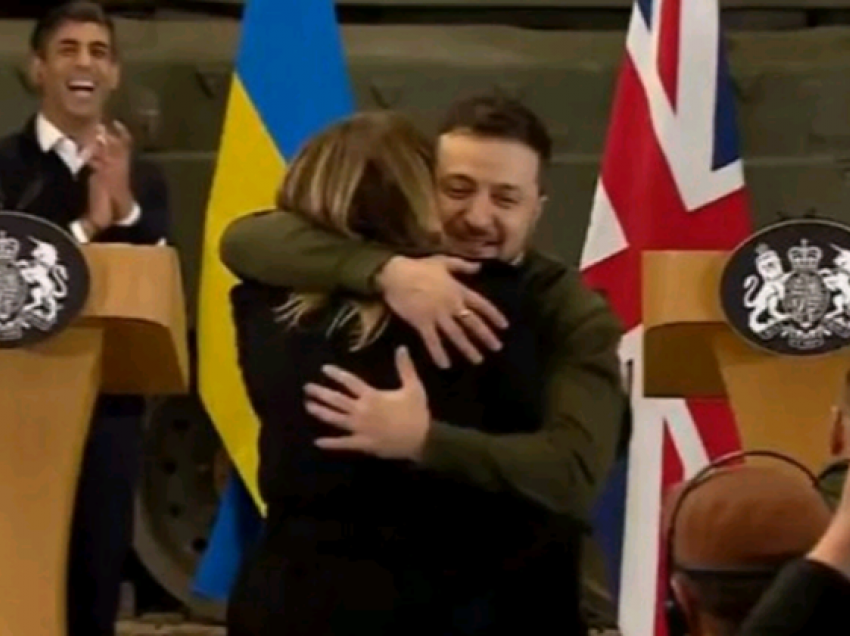 Gazetarja e BBC dëshiron të përqafojë Zelenskyn gjatë konferencës, reagimi i presidentit bëhet viral