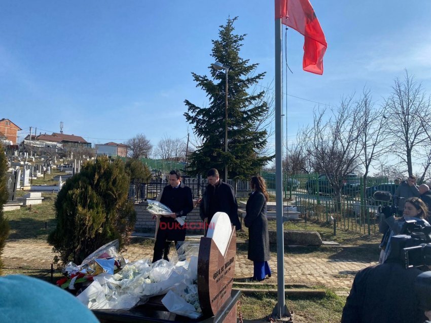 Kurti me homazhe pranë varreve të Balajt e Xheladinit në 16-vjetorin e vrasjes