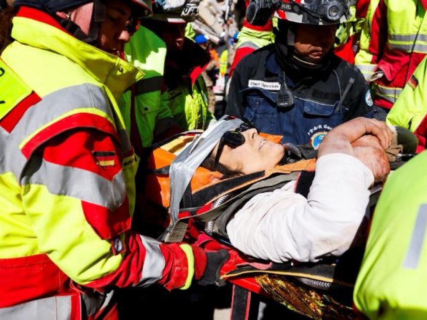 Mrekulli: Zeynepja shpëtohet pas 100 orësh qëndrimi nën rrënoja