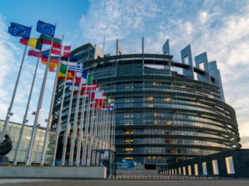 Arrestohen dy parlamentarë të tjerë pas hetimeve të BE-së për korrupsion