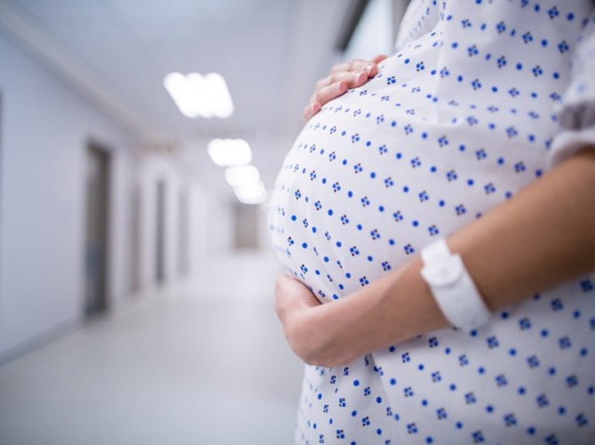 A mund të mbetet shtatzënë një grua me dy mitra? Gjinekologu Krasniqi jep detaje