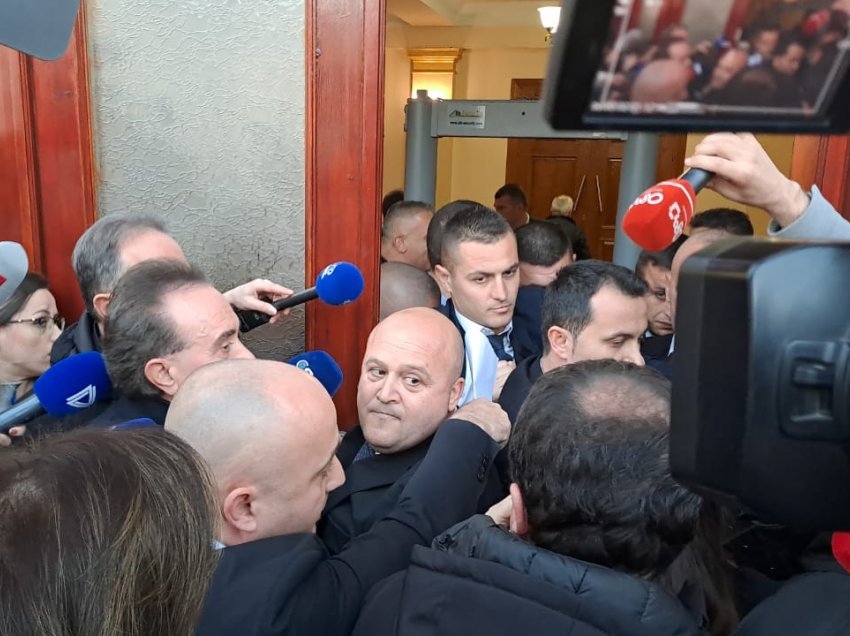 Deputetët s’lejohen të hyjnë në Parlament/ Boçi s’i kursen ironitë: Më ka marrë malli të shoh Nikollën. Vokshi: S’jemi kriminelë