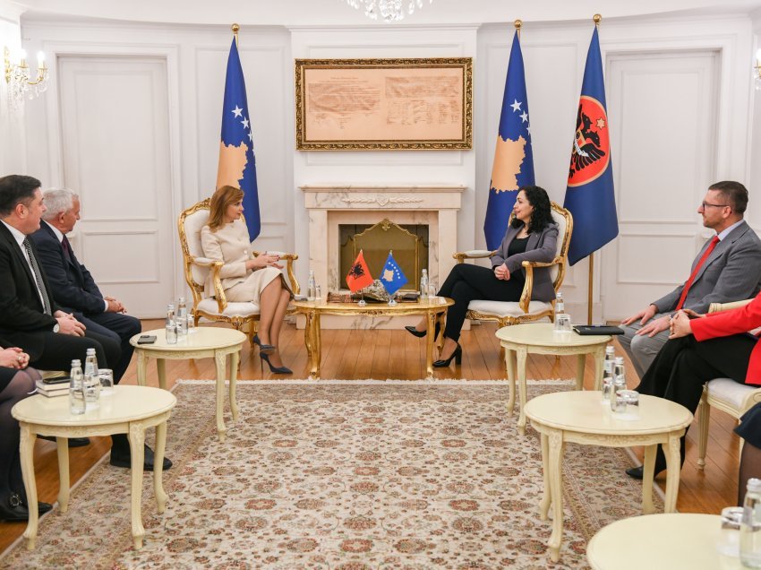 Presidentja Osmani priti në takim një delegacion delegacion parlamentar nga Shqipëria