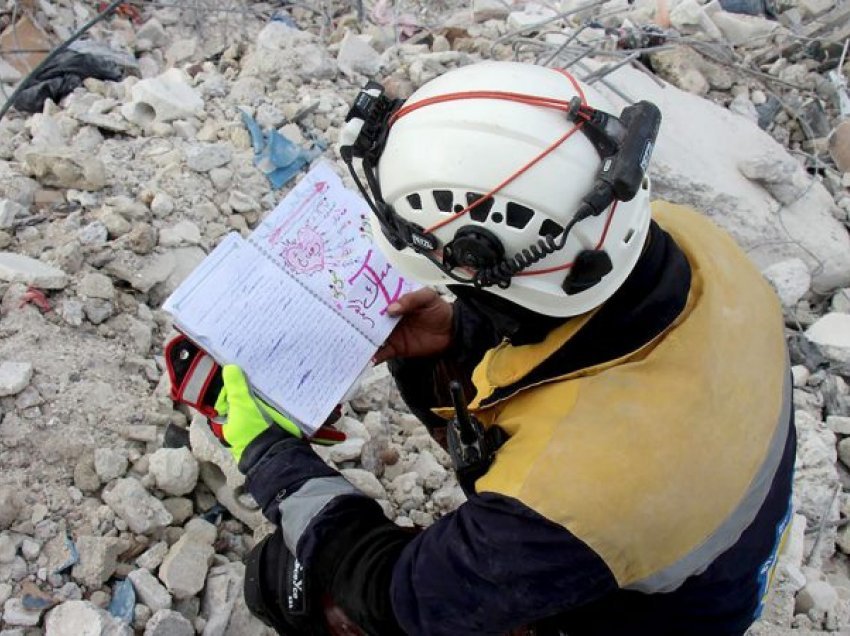 Një fletore e gjetur në rrënojat e tërmetit në veriperëndim të Sirisë kujton momente të gëzueshme të së shkuarës
