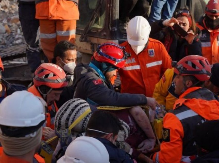 Pas 205 orëve nën rrënoja, nxirret e gjallë një grua në Turqi