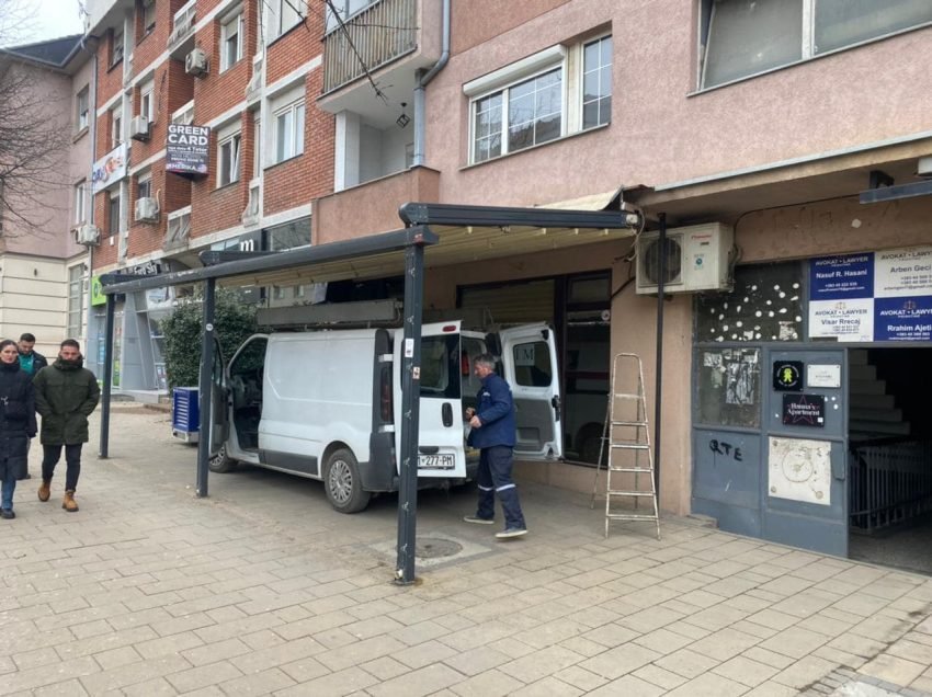Inspeksioni në Prishtinë largon terrasat ilegale në qendër të qytetit