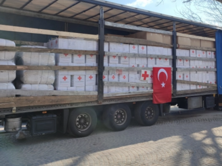 Nisen dy kamionë me ndihma nga Maqedonia e Veriut për të prekurit nga tërmeti në Turqi