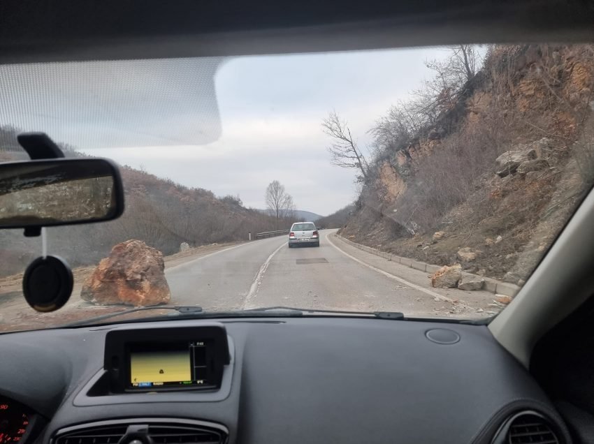Kujdes në rrugën Prishtinë-Gjilan, gurë të mëdhenj bien në asfalt