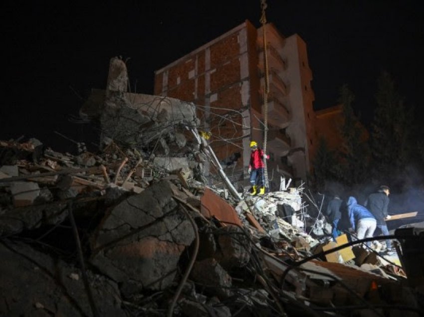 Mrekulli: Një 42-vjeçare nxirret e gjallë nga rrënojat pas 222 orësh