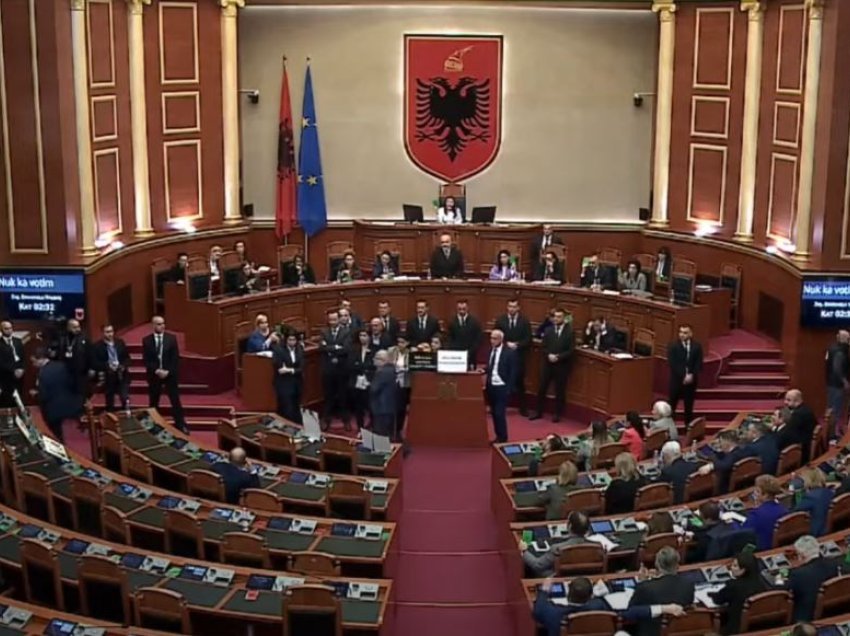 Maxhoranca rrëzon kërkesën e opozitës për shkarkimin e kryetares së Kuvendit Lindita Nikolla, ja sa deputetë votuan kundër