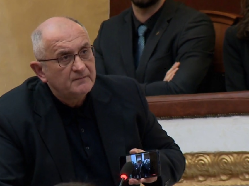 Petrit Vasili “kapet” me Ermonela Felajn: Mazhoranca ka marrë peng parlamentin