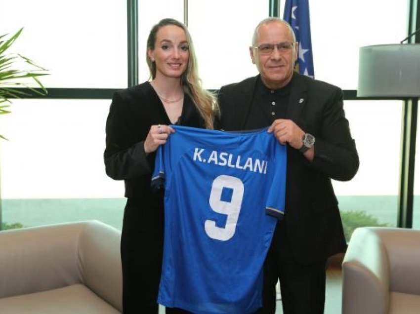 Lojtarja e madhe e Milanit zbarkon në Kosovë, uron 15 vjetorin e pavarësisë
