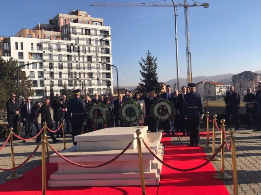 ​Krerët shtetëror bëjnë nderime te varri i Rugovës dhe Demaçit
