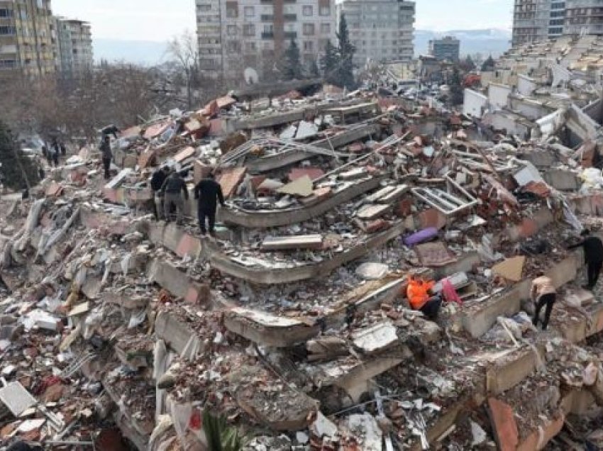 Profesori turk i gjeofizikës: Të paktën 100 mijë njerëz janë nën rrënoja të tërmetit