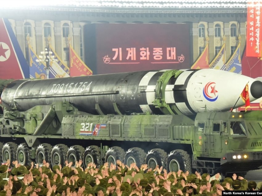 Pheniani lëshon raketa ndërsa Uashingtoni dhe Seuli përgatiten për stërvitje ushtarake