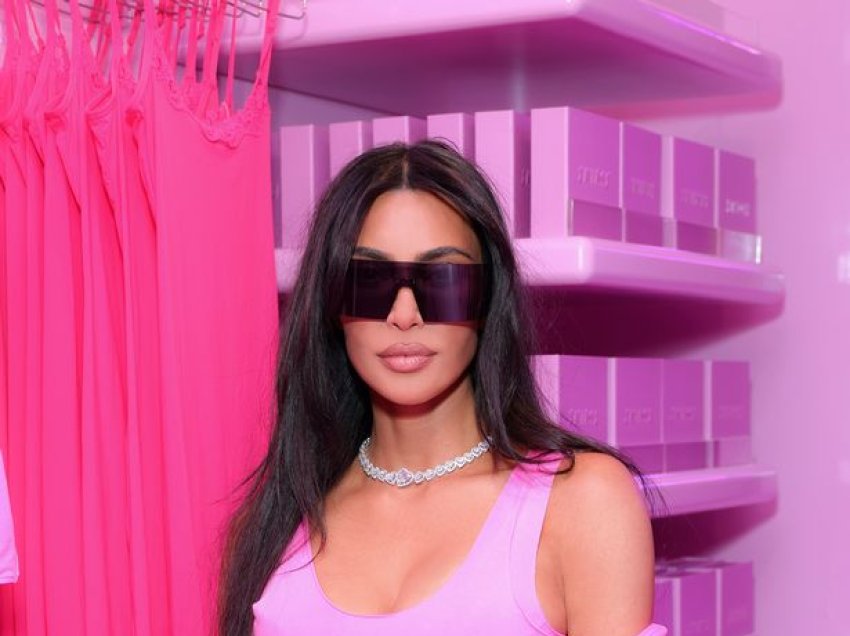 Kim Kardashian vë në pah linjat seksi – thekson belin