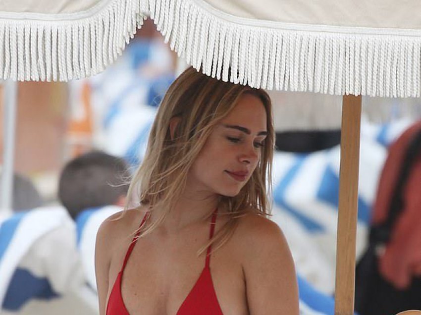 Me bikini të kuqe, bukuroshja “ngrit temperaturat” në Miami